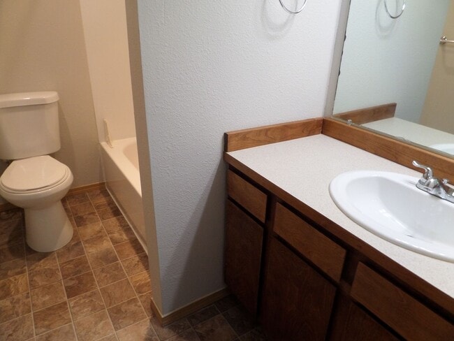 Building Photo - Super Cute 3 Bedroom Duplex with Fenced Ba...