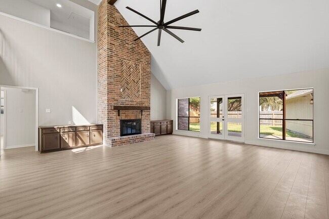 Building Photo - 3223 Country Club Blvd