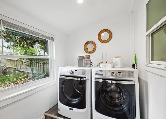 Building Photo - Renovated cottage on huge lot! This stylis...
