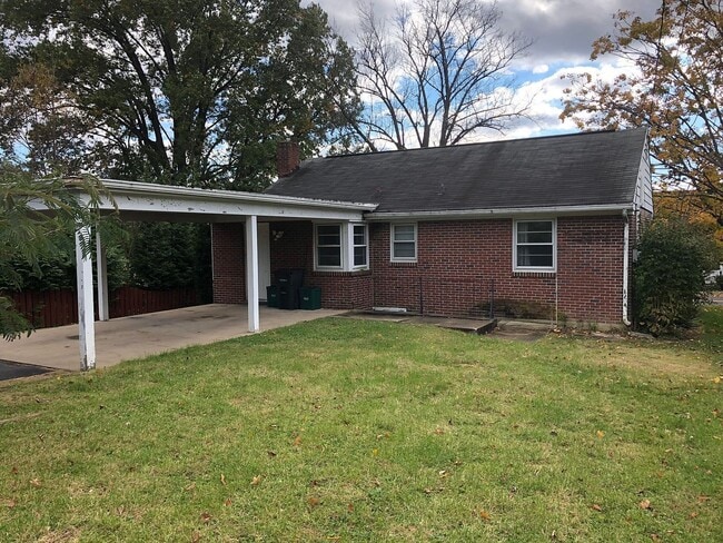 Building Photo - 525 Hilton Dr