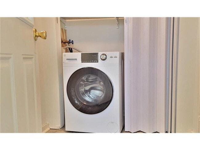 Building Photo - 2335 Hemlock Ln N