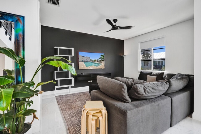 Building Photo - 365 SE 6th Ave