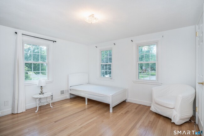 Building Photo - 25 Greensview Dr