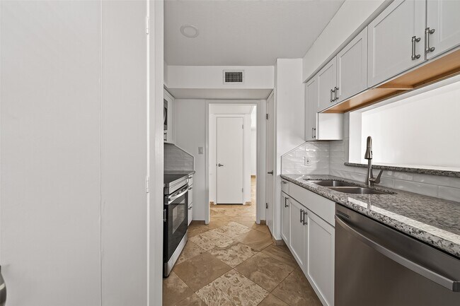 Building Photo - 3303 W Greenridge Dr