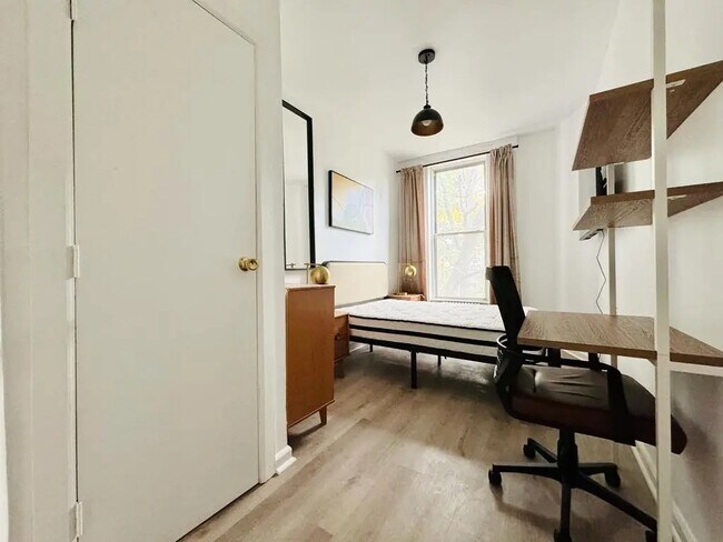 Building Photo - Furnished room/NOT APARTMENT
