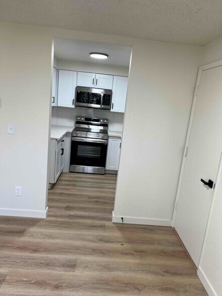Building Photo - 906 NE Hacienda Ct