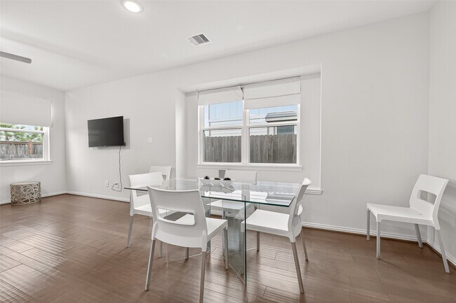 Building Photo - 27926 Western Crk Ct