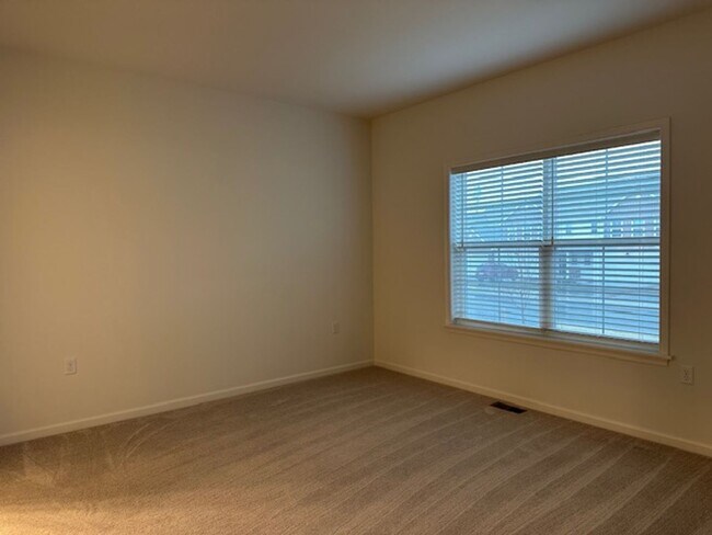 Building Photo - 7884 Oakbrook Dr