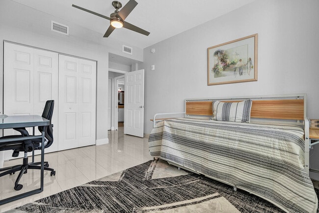 Building Photo - 802 W Windward Way