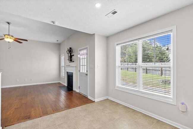 Building Photo - Well-Maintained 3 Bedroom, 2 Bath Home