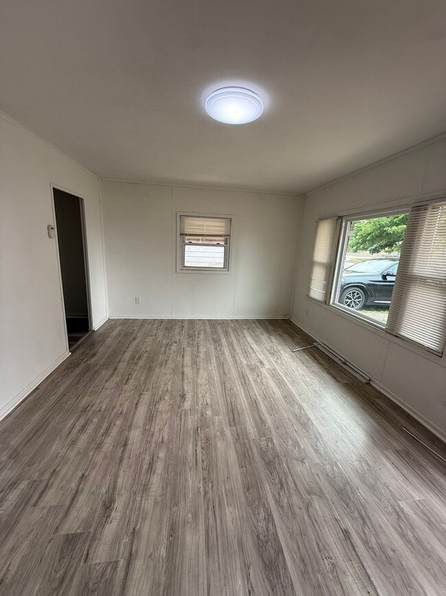 Building Photo - LEE/HARVARD 2 BED SINGLE HOME