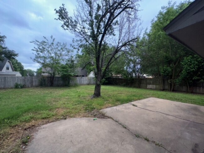 Building Photo - 2301 S Chestnut Ave