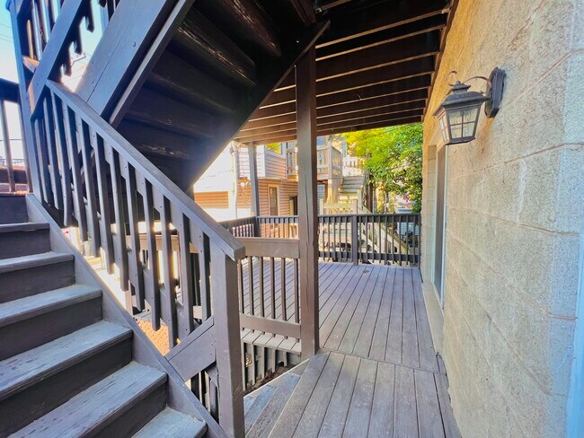 Building Photo - 1059 W Cornelia Ave
