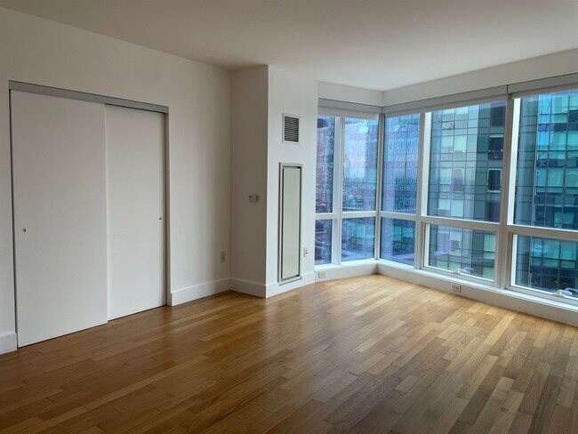 Building Photo - 77 Hudson St