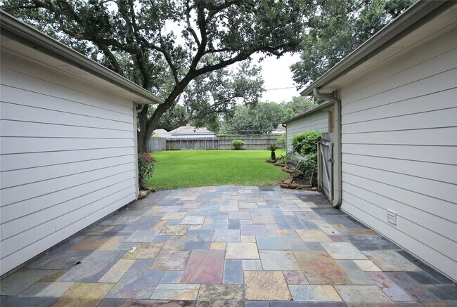 Building Photo - 2315 Eaglerock Dr