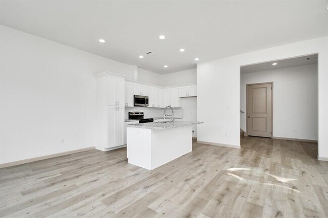 Building Photo - 2119 Esther Dr