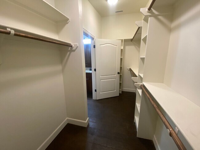 Building Photo - Executive rental on Carrera!  3/2/2