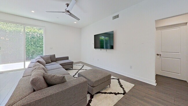 Building Photo - Stunning 5-Bedroom + Bonus loft  Home in t...