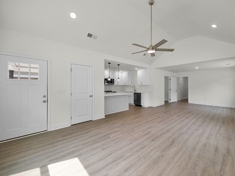 Building Photo - 307 W King St