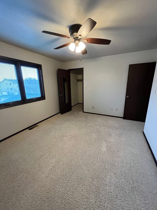 Building Photo - 2 Bedroom Condo- END UNIT!! FINISHED BASEM...