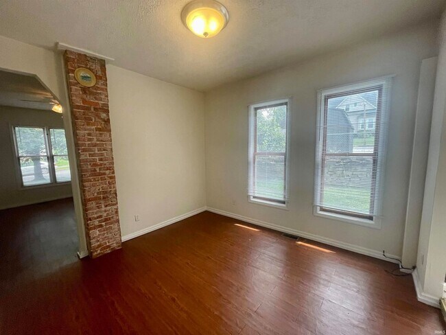 Building Photo - 200 E 2nd St