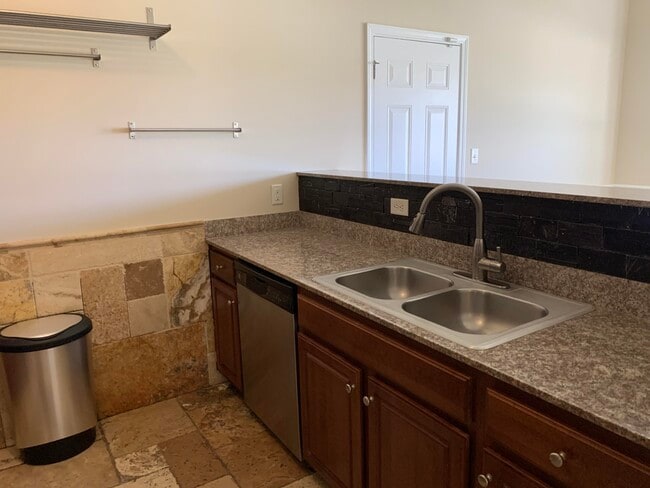 Building Photo - 270 Mallot Beach Dr