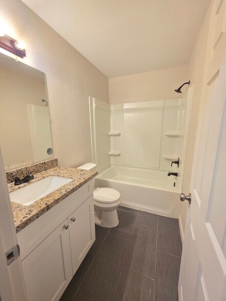 Full Upstairs Bath - 46 Carriage Ln