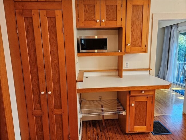 Building Photo - 10 Cherry St