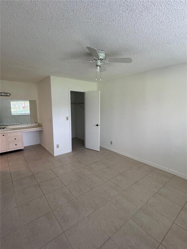 Building Photo - 3400 Pinewalk Dr N