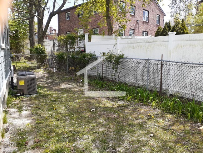 Building Photo - 5 br, 3 bath Townhome - 3 Cufflin St