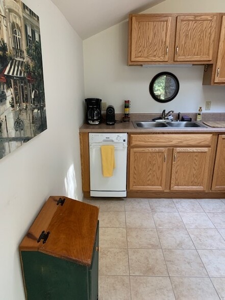 Building Photo - 1850 Yellowhammer Xing