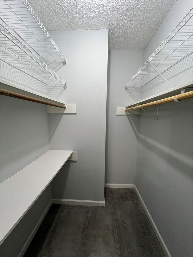 Building Photo - 10053 Westpark Dr