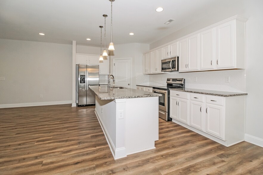 Building Photo - 1600 Carmelina Dr SE