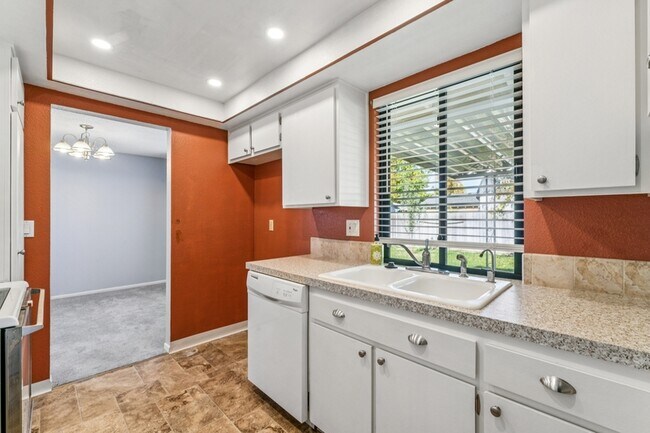 Building Photo - 1508 W Elm Pl