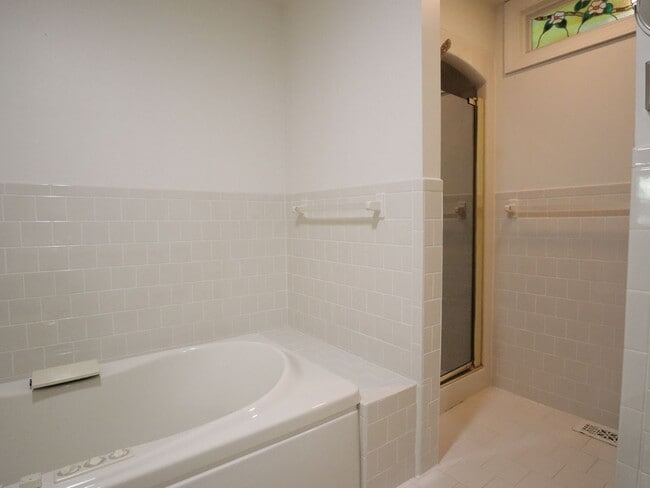Building Photo - Beautiful home for rent minutes from the J...