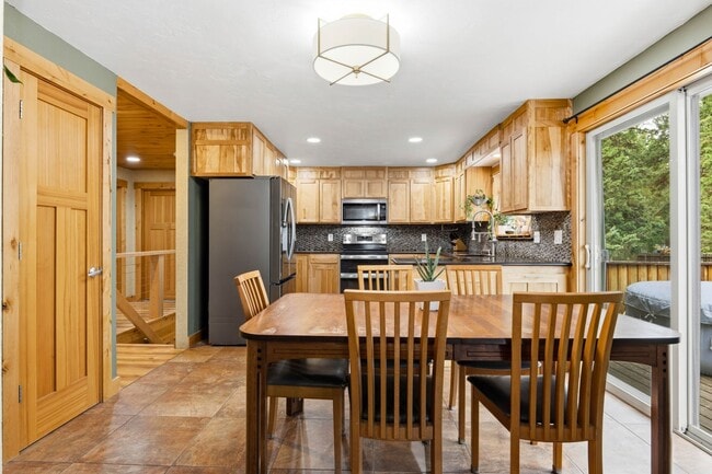 Building Photo - SW Bend Reverse-Living Home on .36 Acres | 5 Bedrooms | 3 Bathrooms