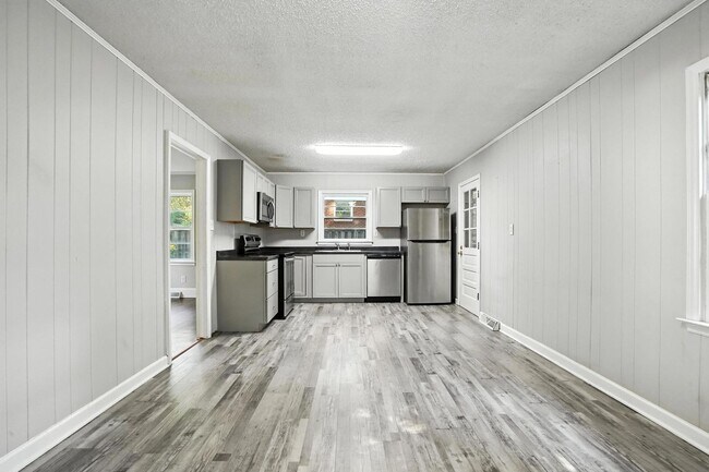 Building Photo - Charming Brick Ranch in Popular Oakhurst