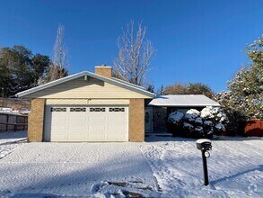 Building Photo - Spacious Tri-Level Home Featuring 4BD/2.5B...