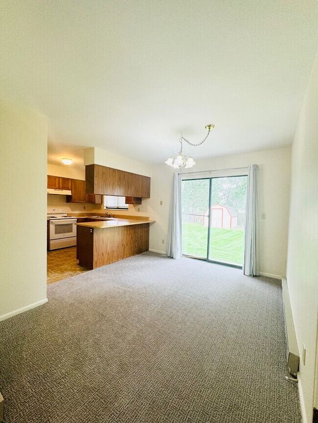 Building Photo - NEW Paint & Carpet! Cozy 2 Bedroom duplex ...