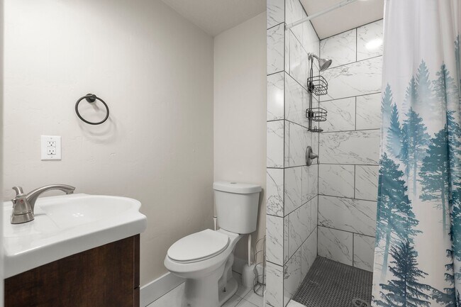 Building Photo - 450 Scenic Dr