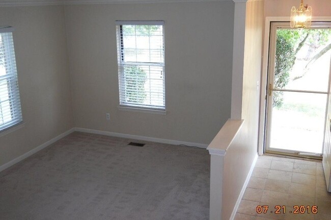 Building Photo - Beautiful End Unit Condo!