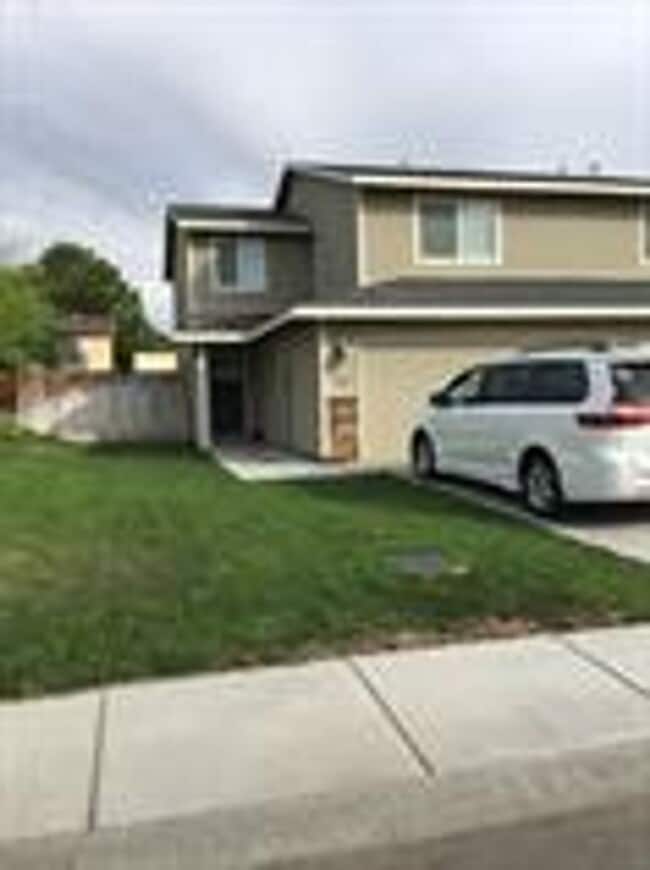 Primary Photo - 725-727 Mount Hood Ave SW