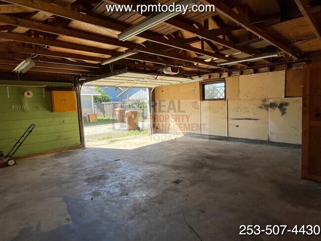 Building Photo - Fantastic Vintage Style 4 Bedroom Home in ...