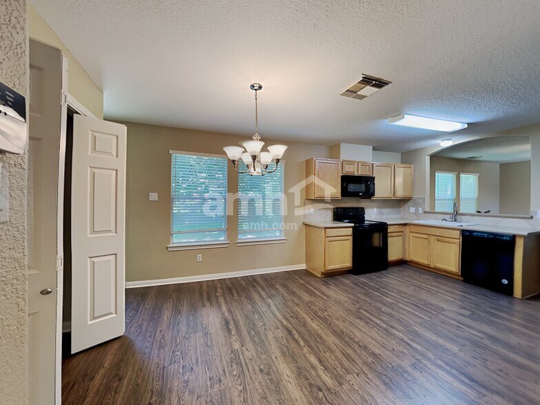 Building Photo - 3413 Stratford Dr