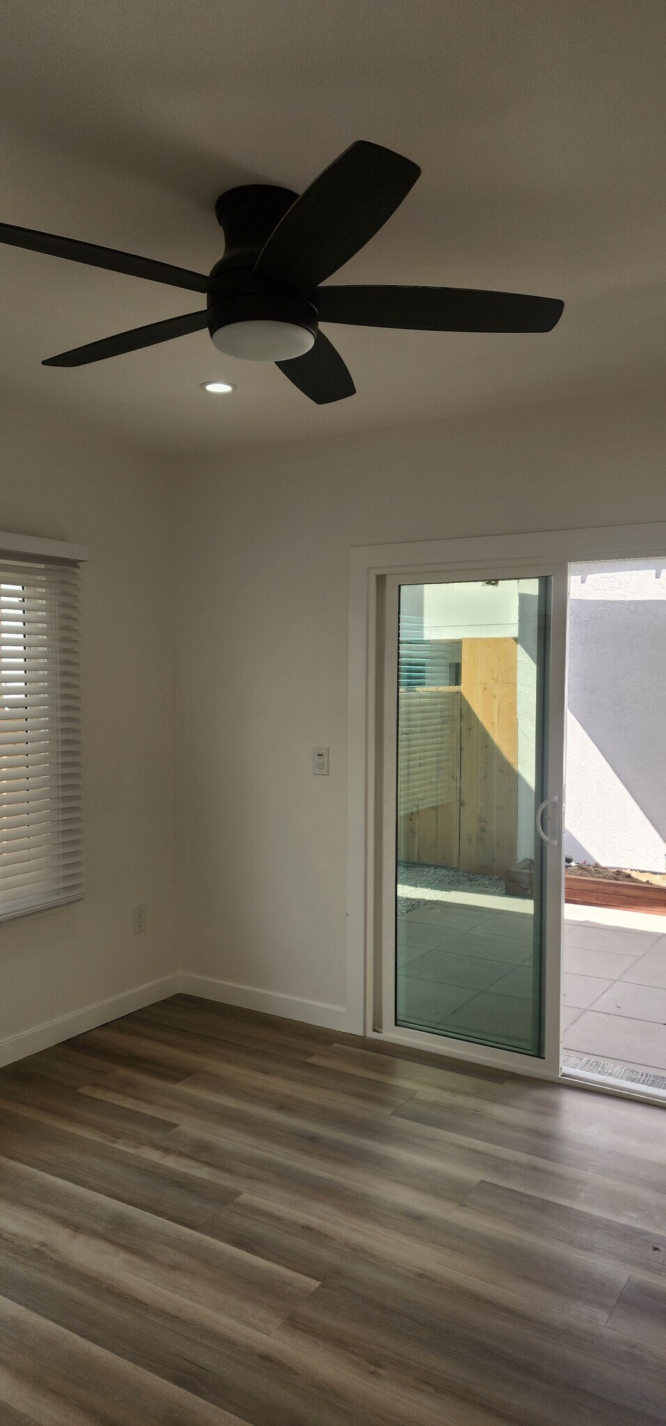 Building Photo - 950 N Kingsley Dr