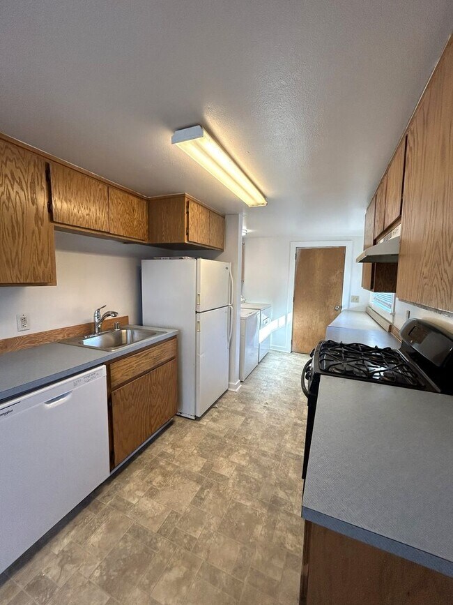 Building Photo - Thompson2