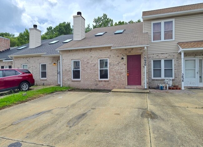 Building Photo - Awesome 3 Bed / 2 Bath Townhome with Open ...