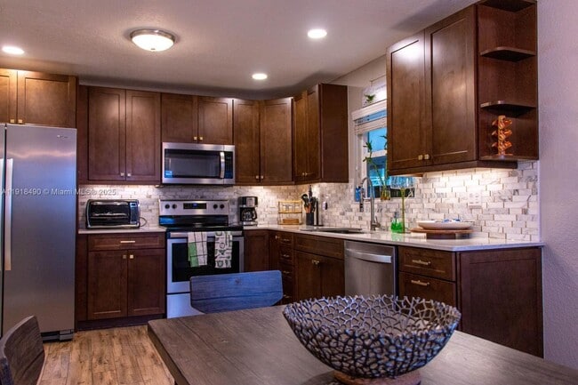 Primary Photo - 5289 N Andrews Ave