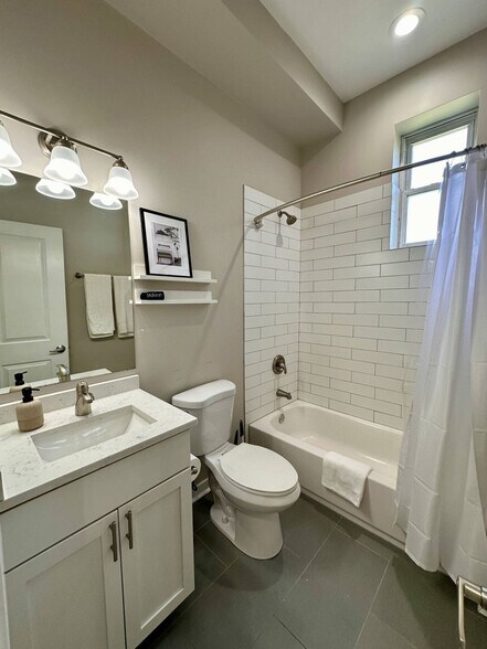 Building Photo - 736 N Throop St