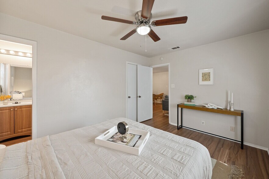 Building Photo - 703 Country Aire Dr